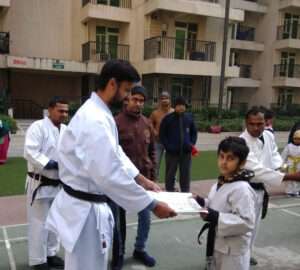 Ashok Darda Sir Giving Me Certificate